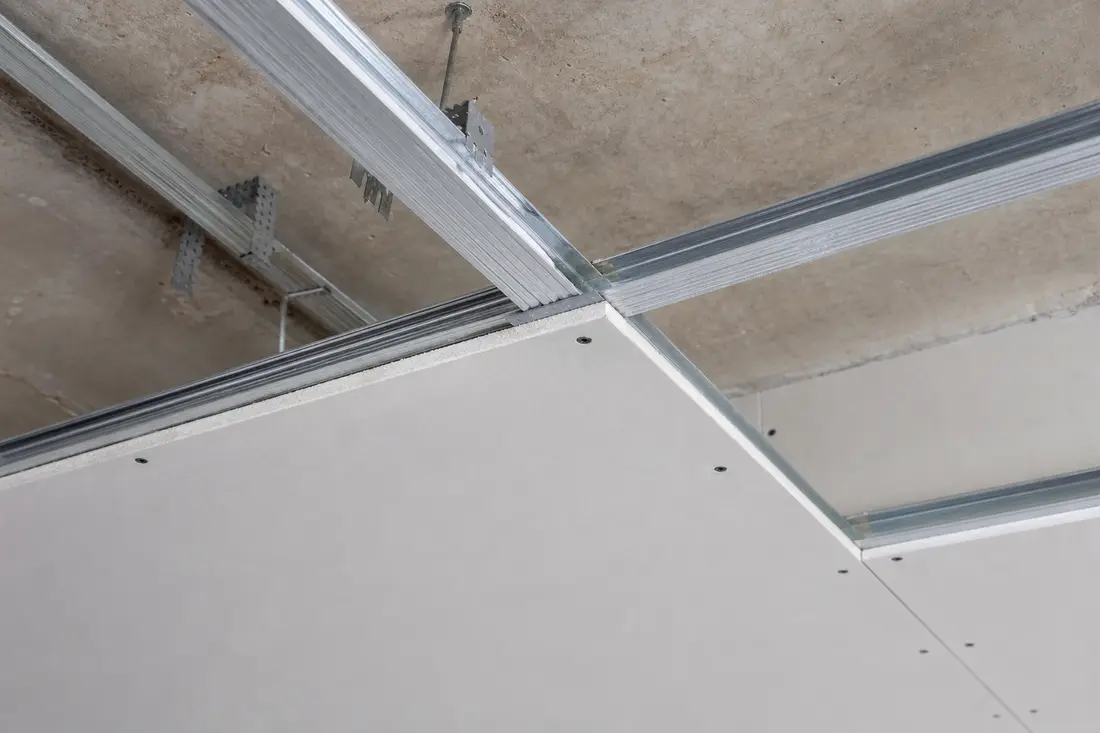 Exemple : faux plafond en plaques BA13 avec ossature métallique