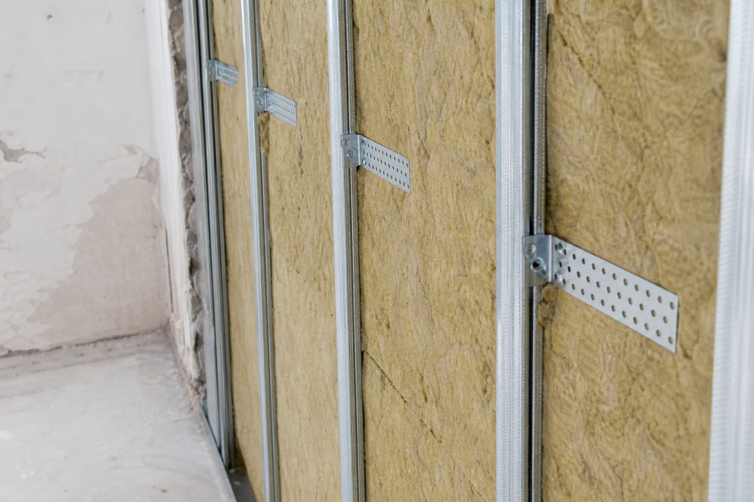 Exemple : doublage de mur avec isolant entre montants